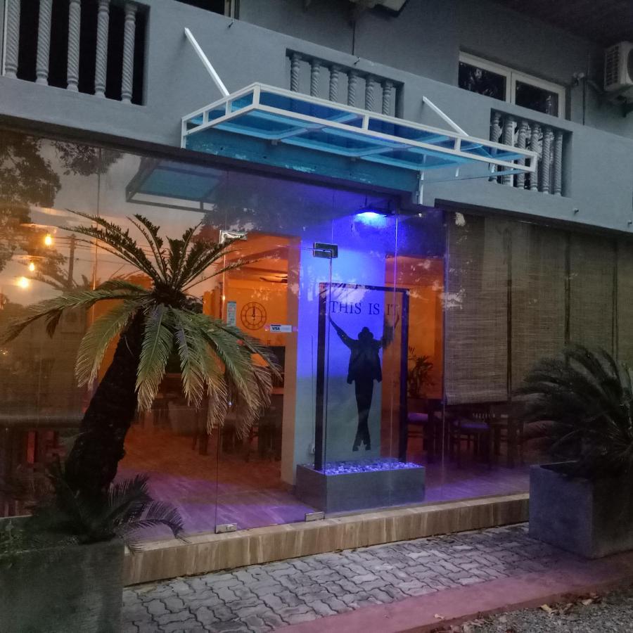 This Is It Airport Hotel And Restaurant 尼甘布 外观 照片