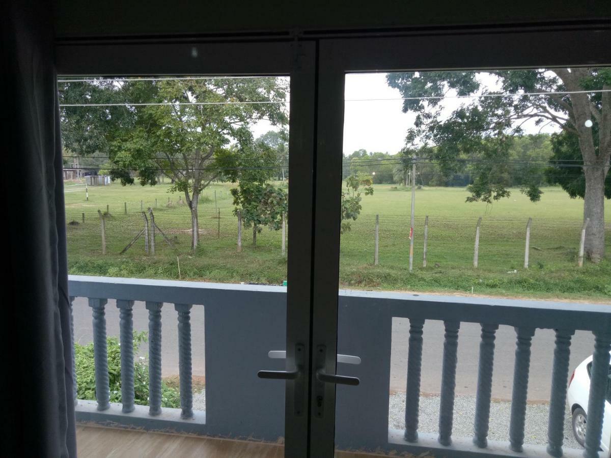 This Is It Airport Hotel And Restaurant 尼甘布 外观 照片